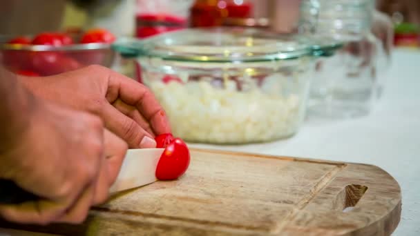 Cortando tomates na cozinha — Vídeo de Stock