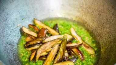 Olmak büyük çaydanlık yağda kızarmış patlıcan