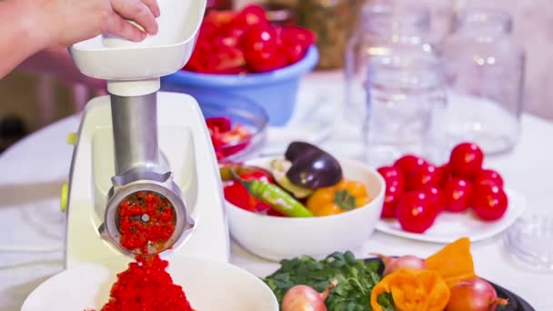 Rode Paprika Mash voorbereiding met hulp van hakken Machine — Stockvideo