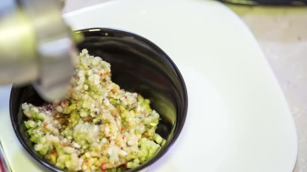 Kaše z čerstvé mleté česnek a zelené — Stock video