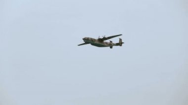 9 Mayıs 2014 'te Rusya Federasyonu silahlı kuvvetlerinin askeri geçit töreni. Ağır turbo pervaneli nakliye uçağı. A 22 Antey uçuyor.