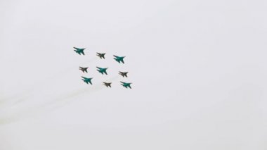 9 Mayıs 2014 'te silahlı kuvvetlerin askeri geçit töreni. Aerobatik takım 9 kişiden oluşuyor.