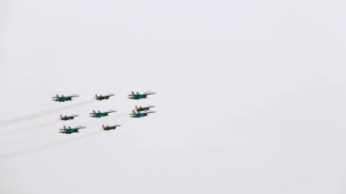 9 Mayıs 2014 'te silahlı kuvvetlerin askeri geçit töreni. Aerobatik takım 9 kişiden oluşuyor.