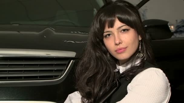 Fiatal gyönyörű nő, hosszú fekete haj látszó-on fényképezőgép — Stock videók