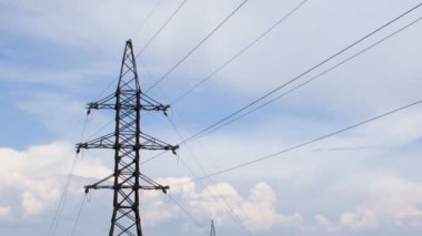 Bulutlu gökyüzü arka plan üzerinde elektrik pilon