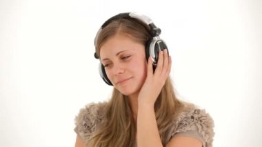 Genç güzel kadın kulaklık müzik ve dans