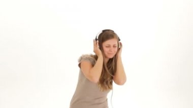 Genç kadın kulaklık müzik ve hareket