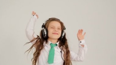 Küçük kız dans ve kulaklık ile müzik dinlemek. Ağır çekim
