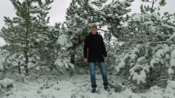 在冬季森林的年轻艺术家唱歌 — 图库视频影像