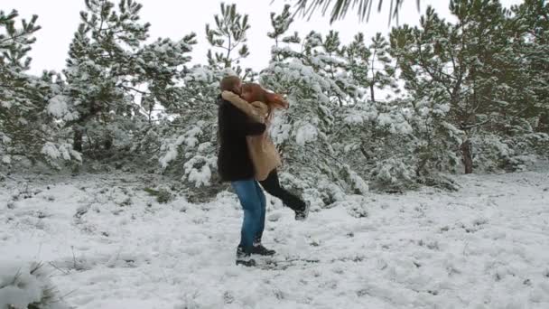 Pareja feliz en el bosque de invierno — Vídeos de Stock