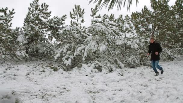 Pareja feliz en el bosque de invierno. Lento mo . — Vídeos de Stock