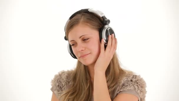 Jonge mooie dame In koptelefoon luisteren naar muziek en dansen — Stockvideo