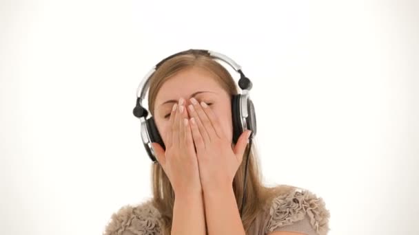 Mujer bonita con auriculares escuchando música y bailando — Vídeos de Stock