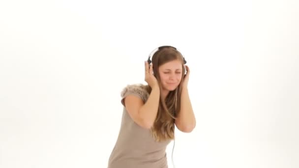 Молодая женщина в наушниках слушает музыку и двигается — стоковое видео