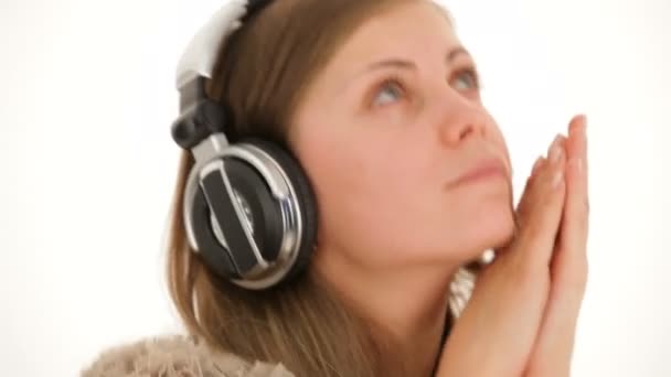 Porträtt av fundersam ung kvinna i hörlurar lyssna på musik och dans — Stockvideo