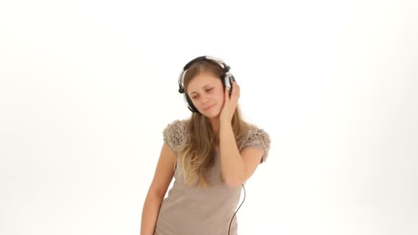 Joven linda dama en auriculares escuchando música y bailando — Vídeos de Stock