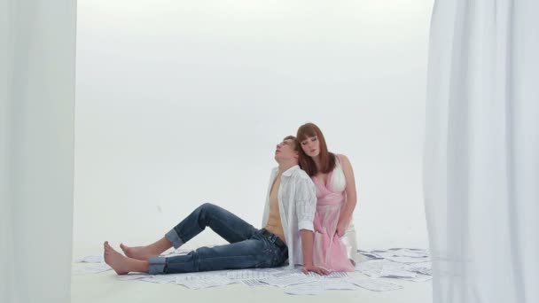 Giovane coppia romantica seduta sul pavimento — Video Stock