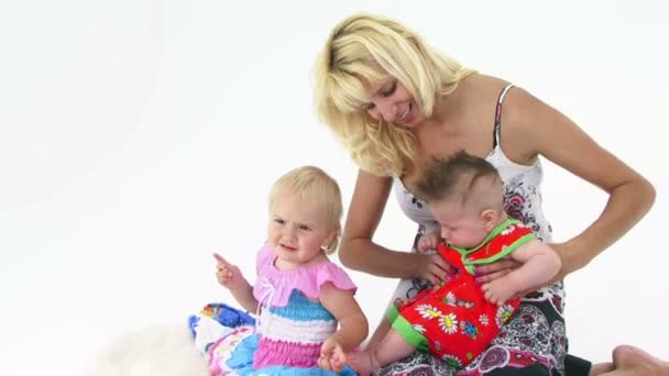 Madre feliz jugando con dos niños pequeños — Vídeo de stock