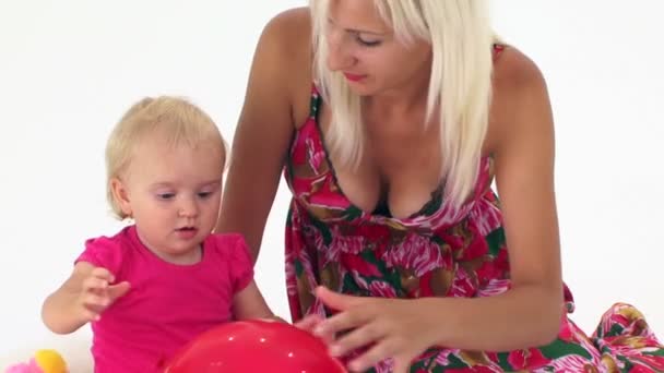 Mutter und ihr Baby spielen mit Luftballon — Stockvideo