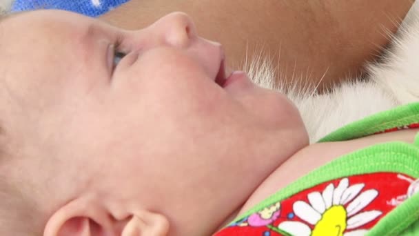 Close-up Shot van Baby glimlachen gezicht. — Stockvideo