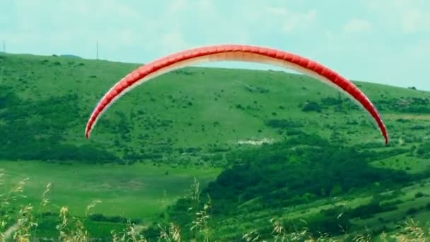 Paraglider stijgende In de hemel — Stockvideo