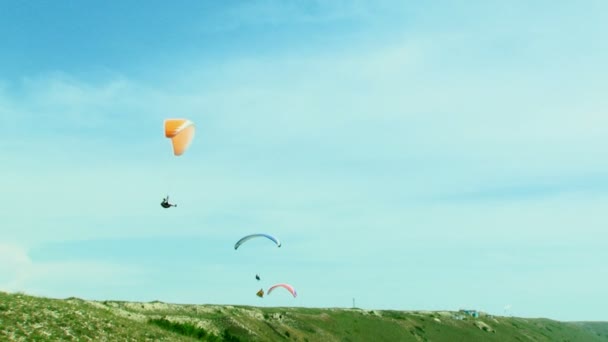 Varios parapentes se elevan en el cielo — Vídeo de stock