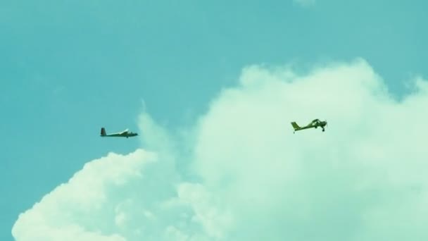 Planador reboque avião alto no céu — Vídeo de Stock