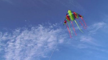 Renkli uçurtma mavi bulutlu gökyüzü uçan