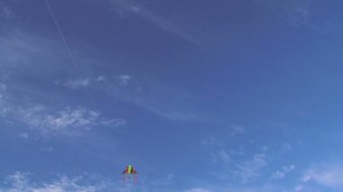 Renkli uçurtma yüksek mavi gökyüzünde uçan