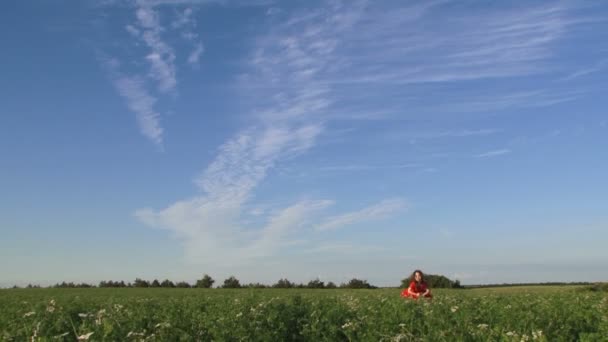 Hermosa niña en el campo verde — Vídeo de stock