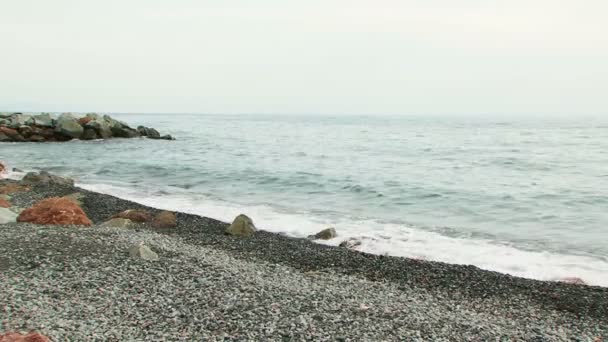 Deniz yavaşça çamaşır kıyıya dalgalar — Stok video