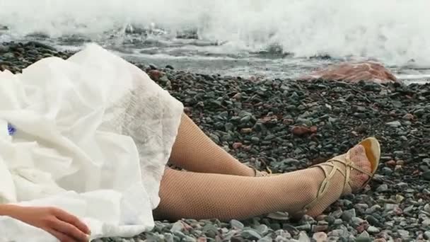 Bella donna che si rilassa sulla spiaggia al giorno noioso — Video Stock