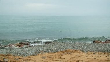 Plajda şezlong üzerinde yalan beyaz elbiseli kadın