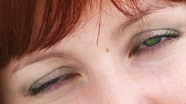 Hermosos ojos verdes de una joven hembra — Vídeo de stock