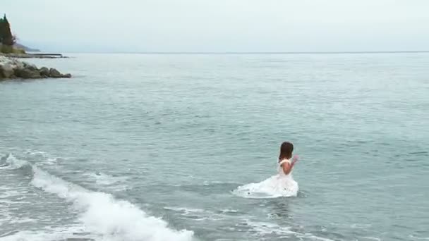 Hermosa mujer en vestido blanco nadando en el mar — Vídeos de Stock