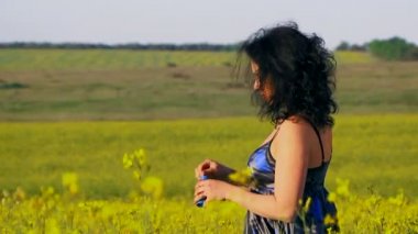 Mutlu kadın Rap alanında kabarcıklar esiyor.