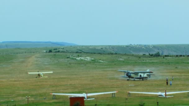 Avión Cropduster en el aeródromo después del aterrizaje — Vídeos de Stock