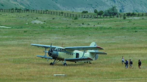 Cropduster αεροπλάνο στο αεροδρόμιο περιμένοντας αλεξιπτωτιστών — Αρχείο Βίντεο