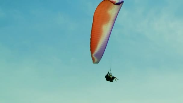 Parapente em Palarplane voando em céu azul sem nuvens — Vídeo de Stock