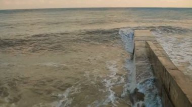 Pierce üzerinde inişli çıkışlı dalgalar deniz