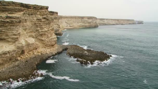 Красиві узбережжя Чорного моря мис Тарханкут в Криму — стокове відео