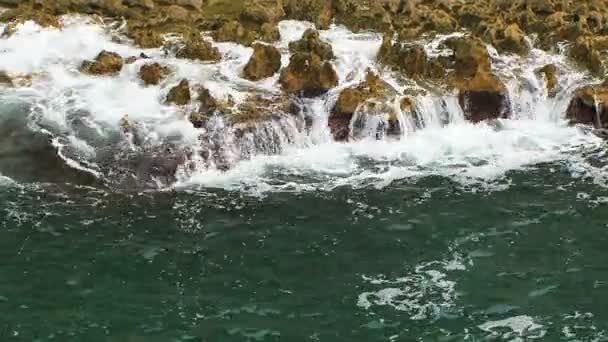 Vagues calmes Lavant doucement les roches — Video