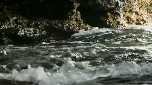 Olas del Mar Negro salpicando contra rocas — Vídeo de stock