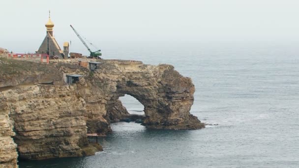 Konstruksi Karya di Picturesque Rock In Black Sea — Stok Video