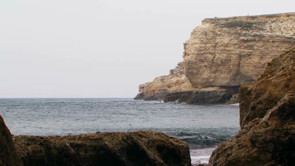 Costa del Mar Negro del pintoresco Cabo Tarkhankut en Crimea — Vídeos de Stock