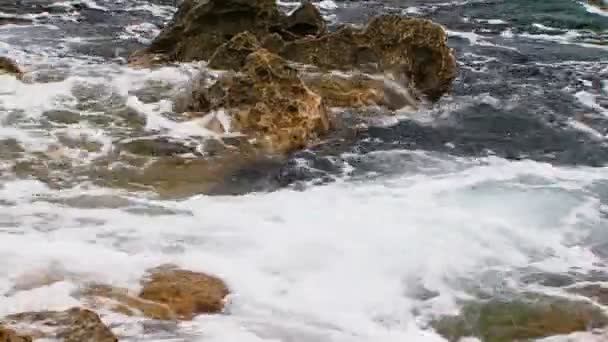 Vagues Calmes De La Mer Noire Lavant Doucement Les Rochers — Video