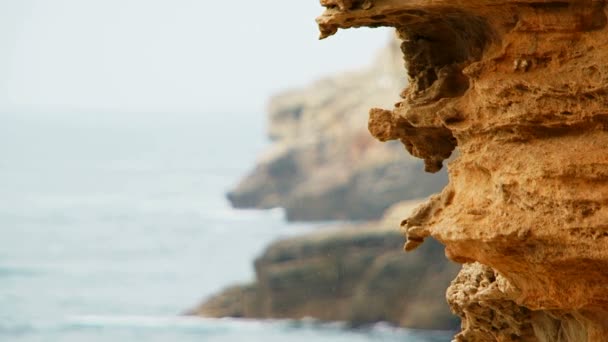 Вапнякові скелі мису Тарханкут в Чорному морі — стокове відео