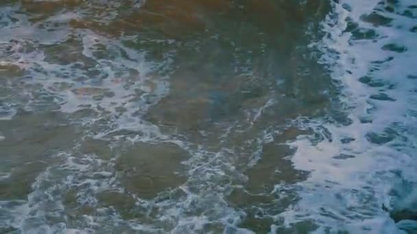 Vagues de mer orageuses qui roulent et éclaboussent — Video