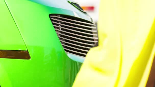 Parachoques de coche deportivo verde en la exposición — Vídeos de Stock