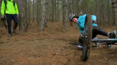 Yazı işleri. Bir bisikletçi bisiklet yeşil orman üzerinden düşen